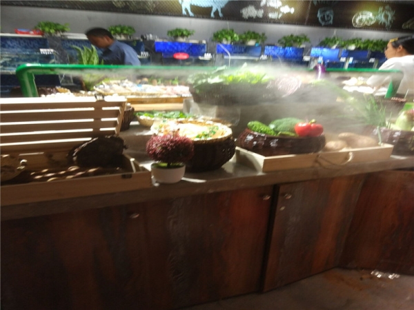 海鲜馆蔬菜展示台喷雾运用图